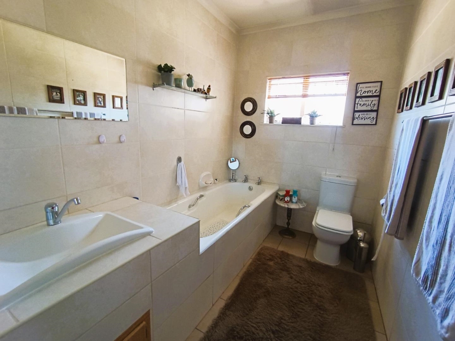 4 Bedroom Property for Sale in Langenhovenpark Free State